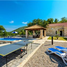 2 bedroom villa with pool and mountain views near Orašac, sleeps 4